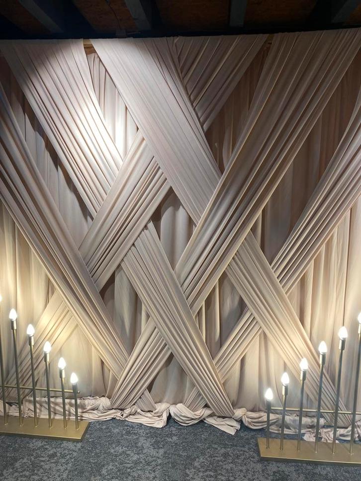 Backdrop vlechtgordijn taupe te huur!!, Hobby en Vrije tijd, Feestartikelen | Verhuur, Zo goed als nieuw, Geboorte of Huwelijk