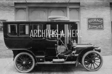Lozier 1909 automobile parked Carlton Garage foto beschikbaar voor biedingen