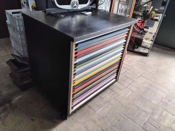 Ladenkast voor schoolplaten  beschikbaar voor biedingen