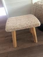 Houten krukje met gehaakte zitting beige, Ophalen, Zo goed als nieuw, Hout