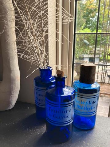 Antieke indigo blauwe glazen apothekers potten beschikbaar voor biedingen