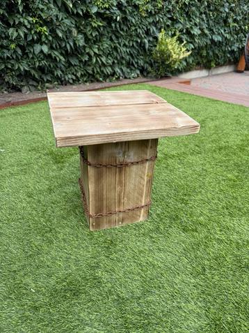 Nieuwe industriele bijzettafel van hout en ketting. 40x40x40 beschikbaar voor biedingen