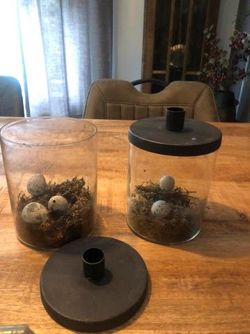2 glaasjes met een kaarsenhouder erop beschikbaar voor biedingen