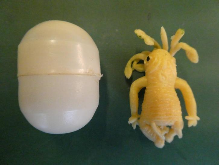 heel oud verrassingsei met geel figuurtje, Verzamelen, Verrassingseieren, Zo goed als nieuw, Overige typen, Ophalen of Verzenden