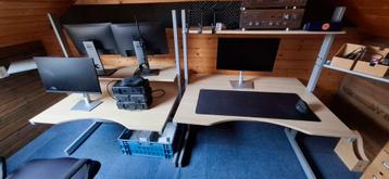 2 Degelijke, In Hoogte Verstelbare Bureaus beschikbaar voor biedingen