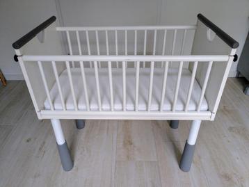 Ledikant / co-sleeper met verstelbare poten + matras (40x90) beschikbaar voor biedingen