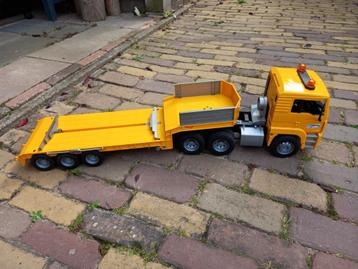 Bruder truck met oplegger/dieplader beschikbaar voor biedingen