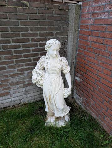 Tuinbeeld meisje 110cm hoog wit met bloemmandje beschikbaar voor biedingen
