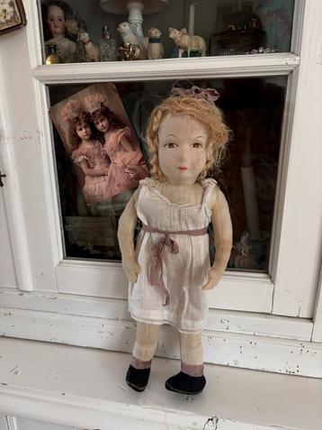 Antieke stoffenpop beschikbaar voor biedingen