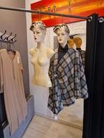 2 Bustes paspoppen hangend, Ophalen