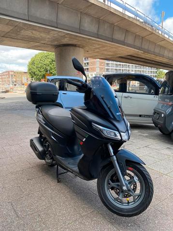 Aprilia sxr50 bromscooter 2022 mat zwart incl. Topkoffer beschikbaar voor biedingen