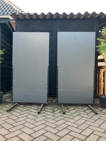 Twee stevige reklame borden voor buitenplaatsing beschikbaar voor biedingen