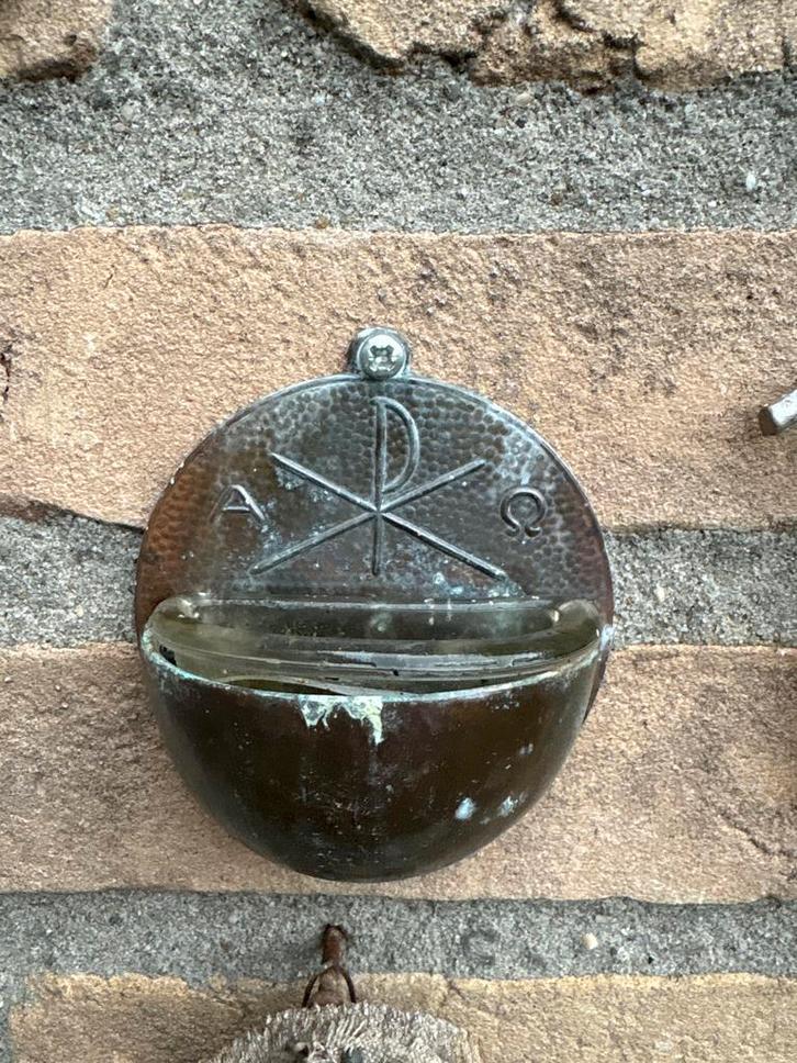 Koperen Wijwaterbakje met Christelijk Symbool, Antiek en Kunst, Antiek | Religie, Ophalen of Verzenden