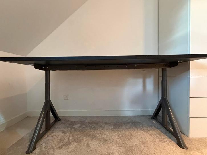 IKEA Idåsen Bureau 160x80 cm Zwart/Donkergrijs, Huis en Inrichting, Bureaus, Zo goed als nieuw, Bureau, In hoogte verstelbaar