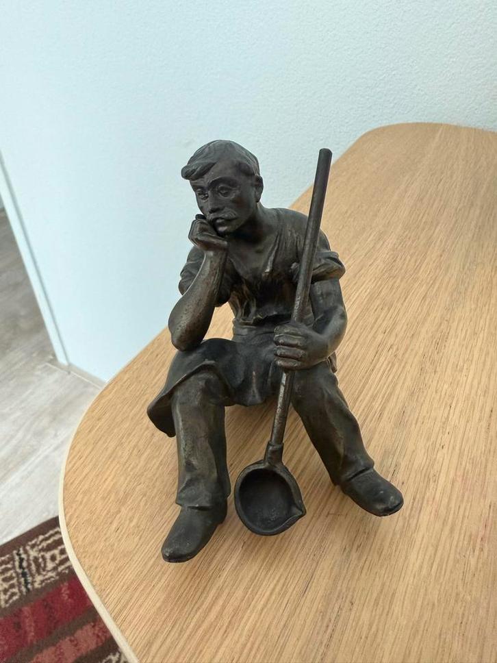 Bronzen beeld: Zittende man met lepel, Antiek en Kunst, Kunst | Beelden en Houtsnijwerken, Ophalen of Verzenden