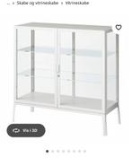 Witte Milsbo vitirne kast ( 3 beschikbaar), Huis en Inrichting, Kasten | Vitrinekasten, Ophalen, Zo goed als nieuw, 25 tot 50 cm