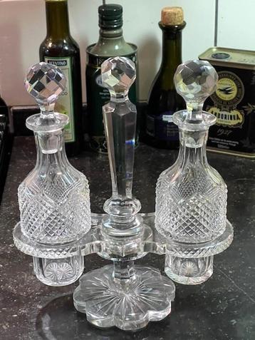 OLIE&AZIJNSTEL; 2 DIAMANTGESLEPEN KARAFJES IN HOUDER beschikbaar voor biedingen