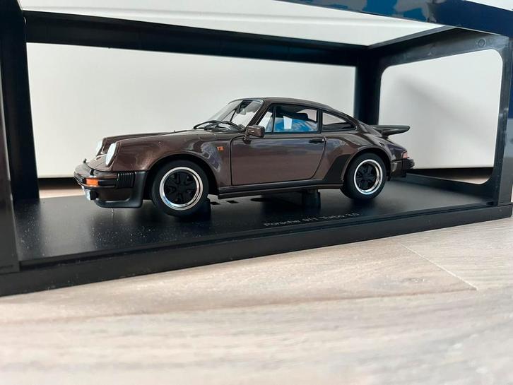 Porsche 911 (930) Turbo 1986 Bruin #77973 Autoart 1:18, Hobby en Vrije tijd, Modelauto's | 1:18, Zo goed als nieuw, Auto, Autoart