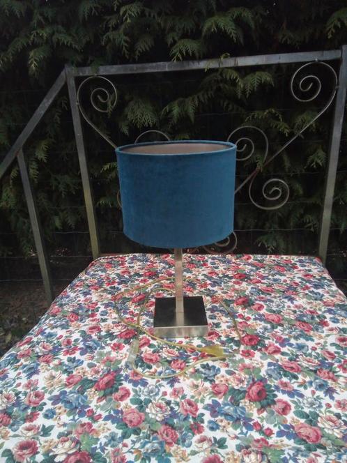 Schemerlamp met voet van nikkel en kap van blauw satijn., Huis en Inrichting, Lampen | Tafellampen, Gebruikt, Ophalen of Verzenden