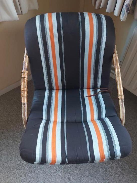 Vintage rotan of rieten stoel met kussen in prima staat!, Huis en Inrichting, Stoelen, Zo goed als nieuw, Eén, Bruin, Ophalen