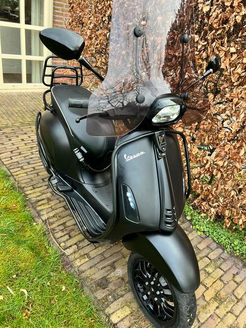 Mooie Vespa Sprint notte 2021 full options mat zwart, Fietsen en Brommers, Scooters | Vespa, Zo goed als nieuw, Ophalen