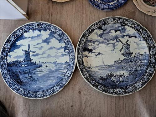 2 Blauwe wandborden met molenlandschap – Delfts blauw stijl, Antiek en Kunst, Antiek | Wandborden en Tegels, Ophalen