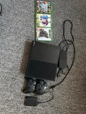 Xbox One + 2 Controllers + Games! beschikbaar voor biedingen