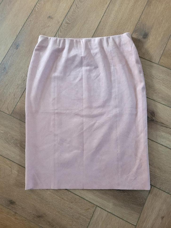 Super mooie suede rok van Marccain, maat N4=38, Kleding | Dames, Rokken, Zo goed als nieuw, Maat 38/40 (M), Roze, Knielengte, Ophalen of Verzenden