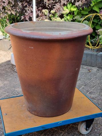 Zware, hoge plantenbak terracotta       GROTE MAAT BLOEMPOT  beschikbaar voor biedingen