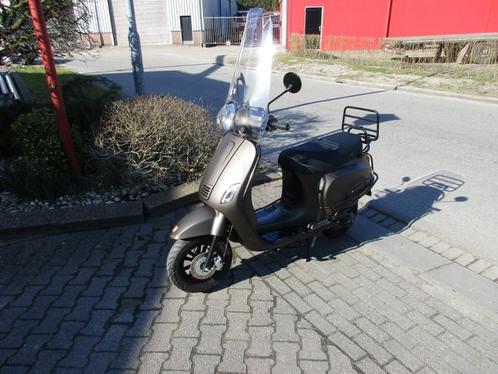 scooter brom 45 km MoMo  met 2000 km, Fietsen en Brommers, Scooters | Overige merken, Zo goed als nieuw, Maximaal 45 km/u, Benzine