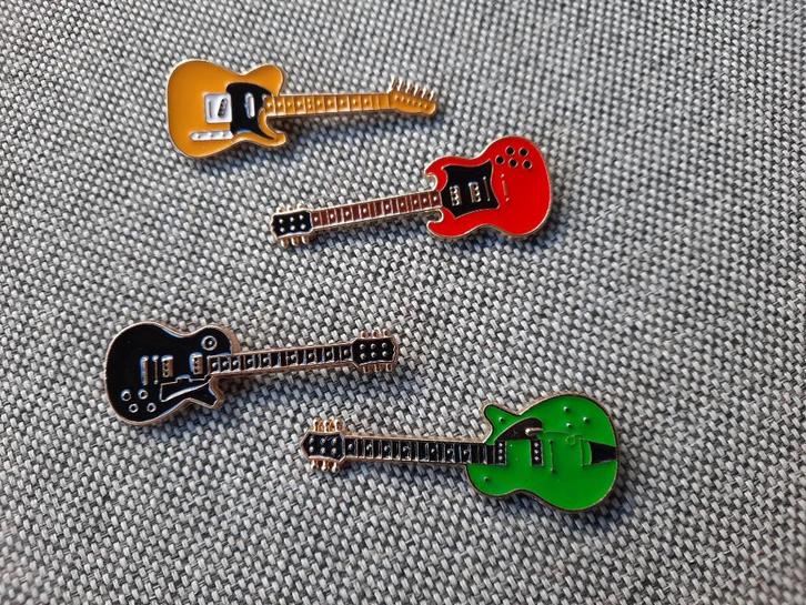 4 Mooie gitaren pins te koop, Verzamelen, Speldjes, Pins en Buttons, Nieuw, Speldje of Pin, Overige onderwerpen, Ophalen of Verzenden