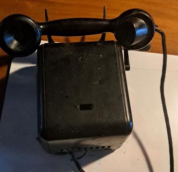 2 st PTT antieken Bakelieten oude telefoons beschikbaar voor biedingen