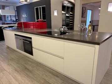 EILAND KEUKEN MET DOWNDRAFT – MOET WEG - T.E.A.B. beschikbaar voor biedingen