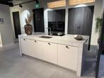 Keuken met brug eiland Grijs met houtlook, Ophalen, Nieuw, Dubbelwandige keuken, Met kookeiland