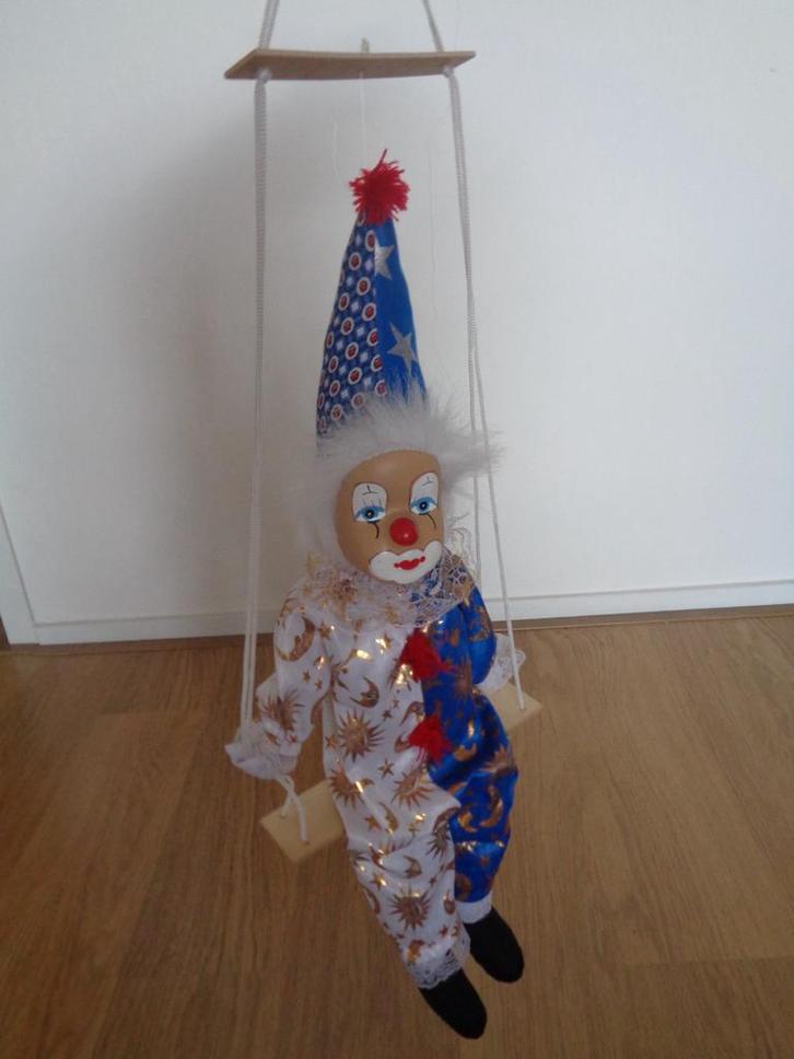 Clown pop aan schommel - 55 cm hoog - Retro Vintage, Kinderen en Baby's, Speelgoed | Poppen, Zo goed als nieuw, Overige typen