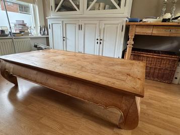 Massief houten salontafel, robuust en karaktervol beschikbaar voor biedingen