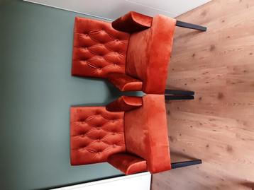 Twee fauteuils/eetkamerstoelen oranje/brique kleurig beschikbaar voor biedingen
