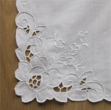 Brocant wit kleedje, fraaie opengewerkte bloemen beschikbaar voor biedingen