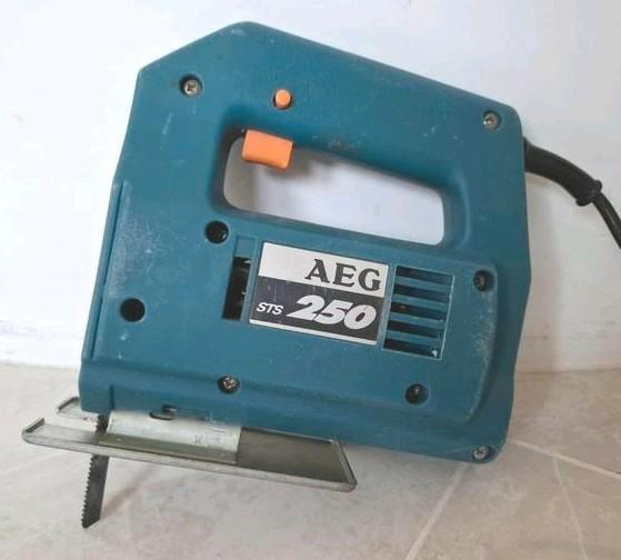 Nette AEG STS250 decoupeerzaagmachine met zaagblad, Doe-het-zelf en Verbouw, Gereedschap | Zaagmachines, Gebruikt, Decoupeerzaag