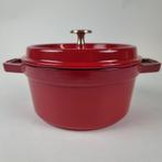 Staub cocotte 20cm in kersenrood, Huis en Inrichting, Keuken | Potten en Pannen, Ophalen, Gietijzer, Nieuw, Keramische plaat