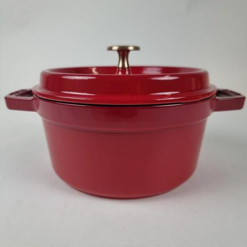 Staub cocotte 20cm in kersenrood, Huis en Inrichting, Keuken | Potten en Pannen, Nieuw, Koekenpan of Braadpan, Gietijzer, Inductieplaat