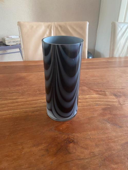 Zwarte gemarmerde glazen vaas, Huis en Inrichting, Woonaccessoires | Vazen, Zo goed als nieuw, Zwart, Minder dan 50 cm, Glas, Ophalen of Verzenden
