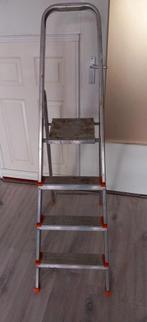 Aluminium inklapbare huishoudtrap met 4 antislip treden, Doe-het-zelf en Verbouw, Ladders en Trappen, Ophalen, Gebruikt, Minder dan 2 meter