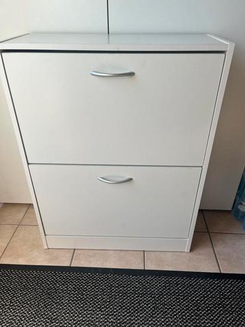 Witte schoenkast beschikbaar voor biedingen
