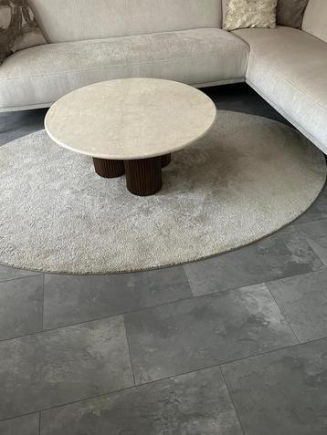 Ronde salontafel met marmeren blad beschikbaar voor biedingen