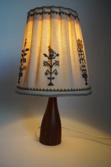 Vintage Teak tafellamp jaren '50 geborduurde stoffen kap beschikbaar voor biedingen