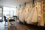 Grote partij trouwjurk +/- 70 stuks incl accessoires, Ophalen, Nieuw, Wit, Trouwjurk