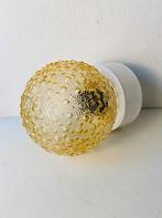 Jaren 70 plafondlamp met amber kleur glazen bolletje, Verzamelen, Retro, Ophalen of Verzenden