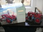 Valmet 20 met maaibalk tractor Universal hobbies schaal 1:16, Verzenden, Zo goed als nieuw, Groter dan 1:32
