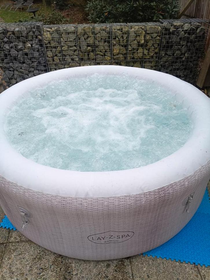 Jacuzzi bubbelbad hottub opblaasbaar, Tuin en Terras, Bubbelbaden en Hottubs, Zo goed als nieuw, Afdekzeil, Ophalen